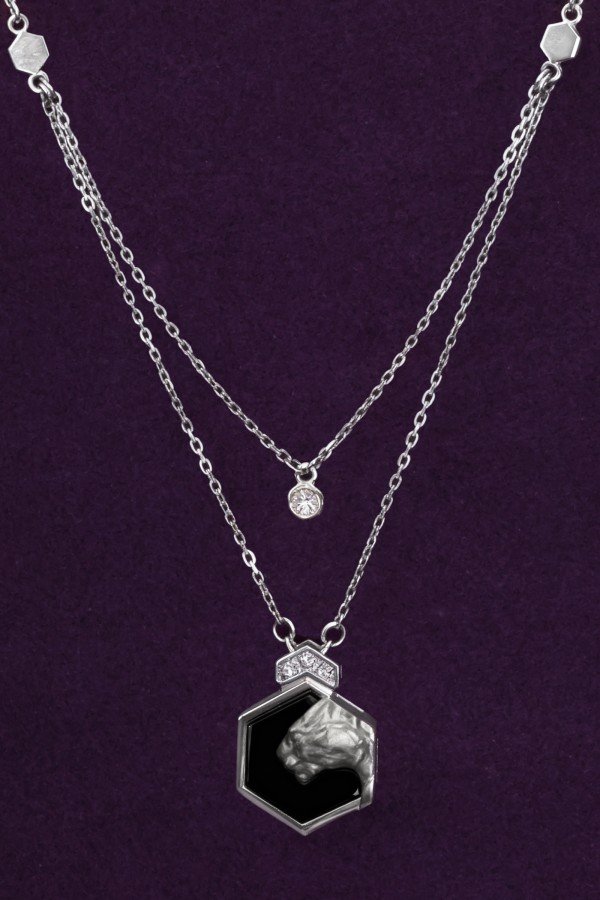 Колье из белого золота c бриллиантами и ониксом