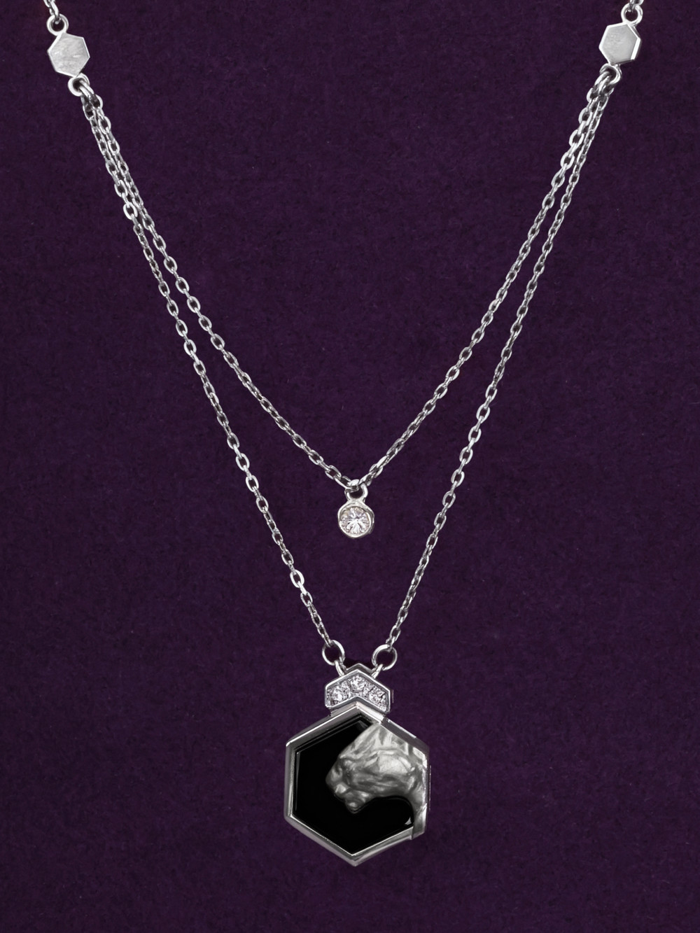 Колье из белого золота 585 пробы c бриллиантами и ониксом