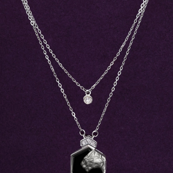Колье из белого золота 585 пробы c бриллиантами и ониксом