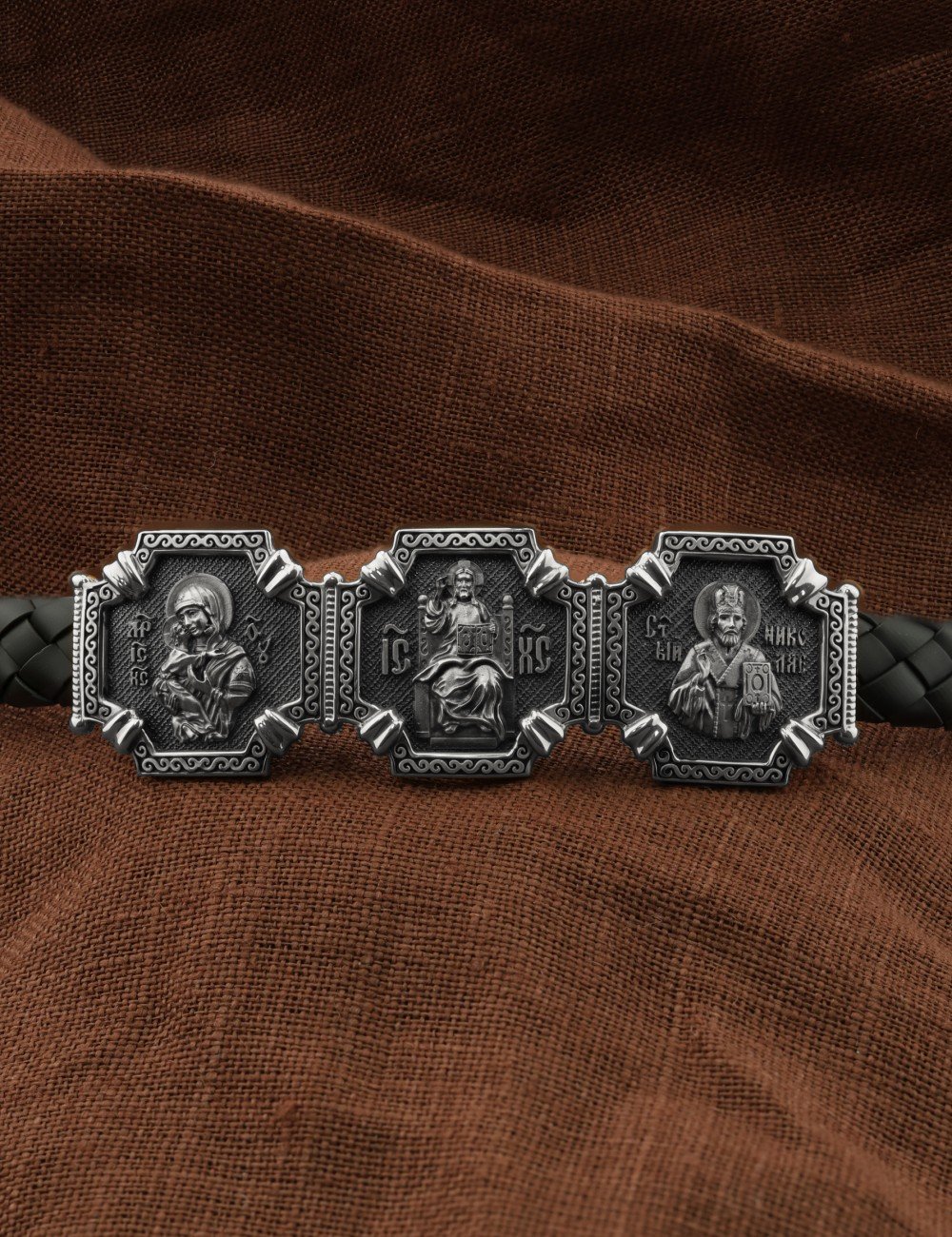 Браслет из белого золота c шнурком