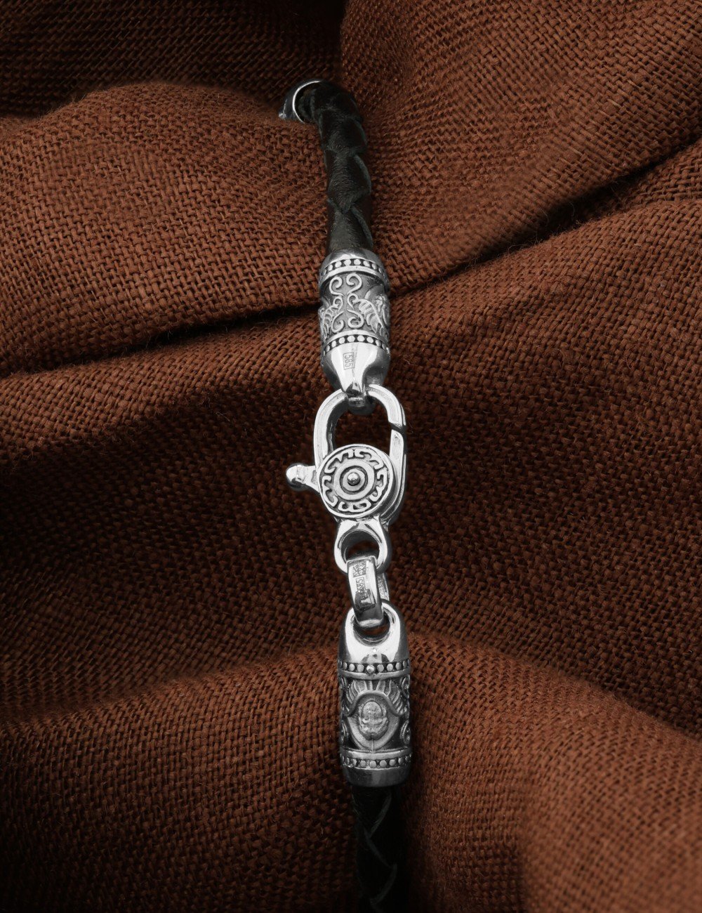 Браслет из белого золота c кожаным шнурком