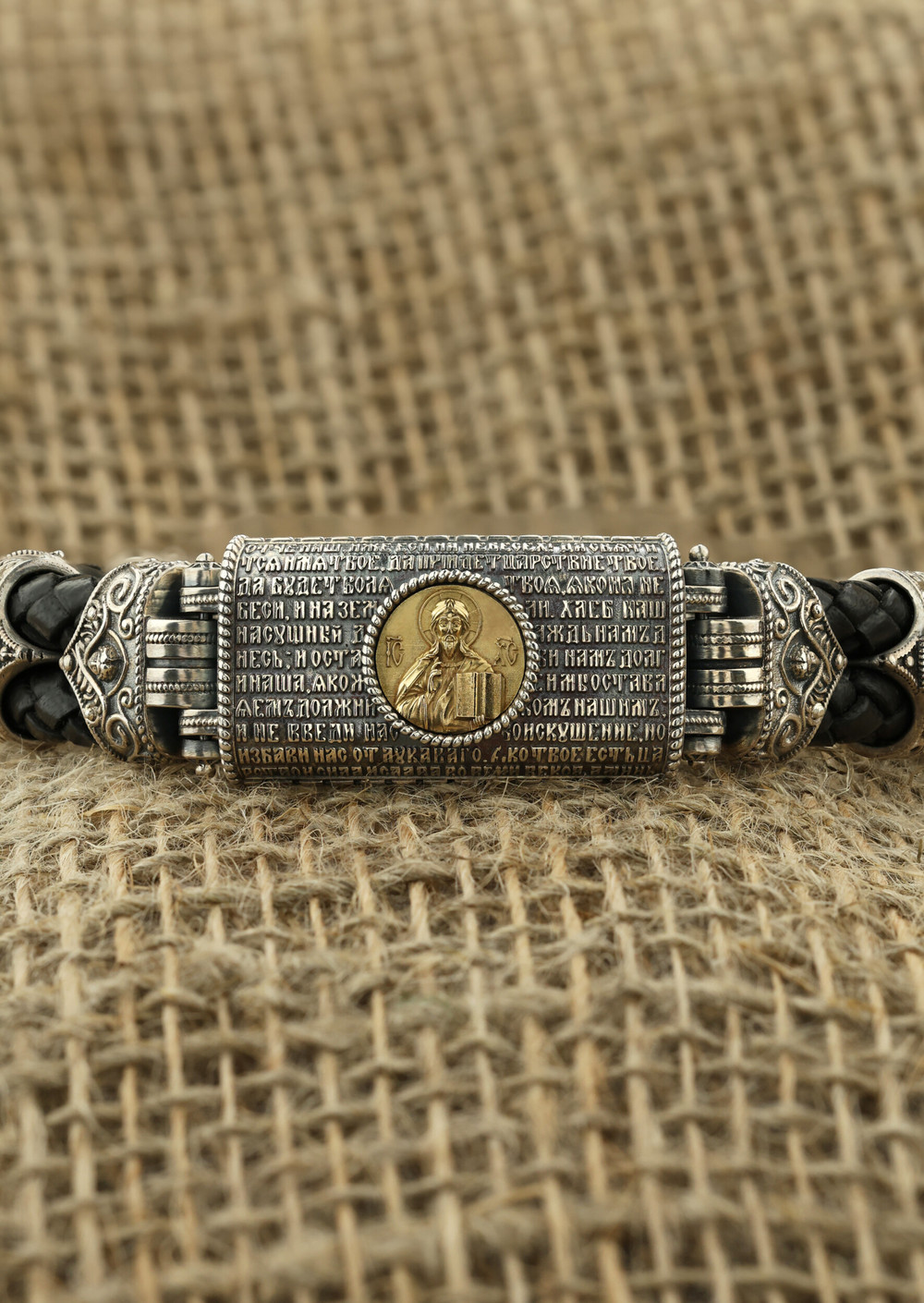 Браслет из серебра 925 пробы и золота 750 пробы c кожаным шнурком