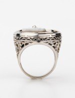 Кольцо из белого золота c ониксом и перламутром