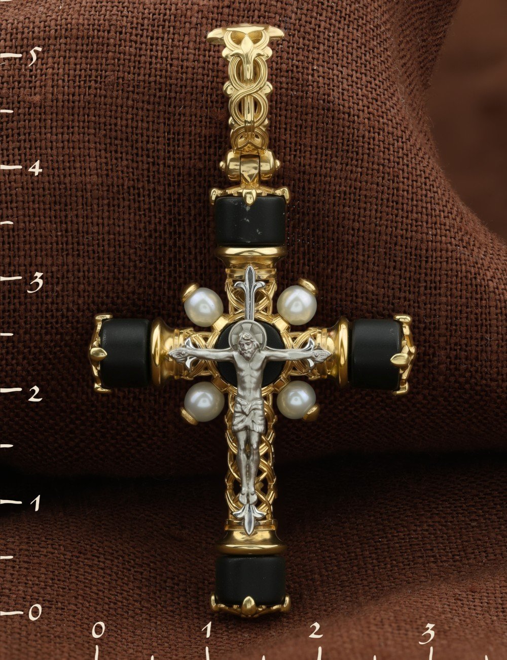 Крест из лимонного золота c жемчугом и ониксом