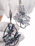 Серьги из белого золота c сапфиром и эмалью