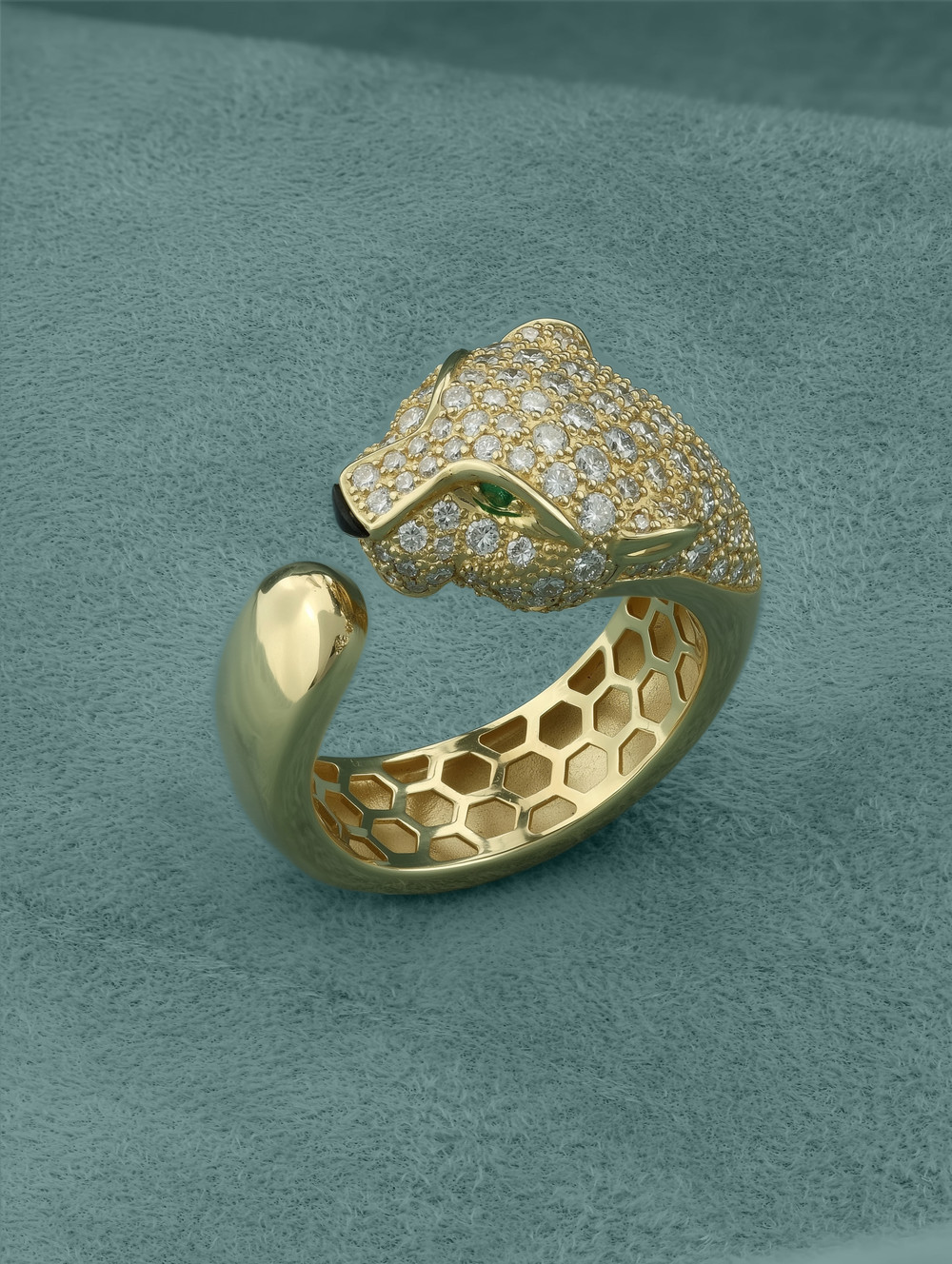 Кольцо из лимонного золота 585 пробы c бриллиантами, изумрудом и ониксом