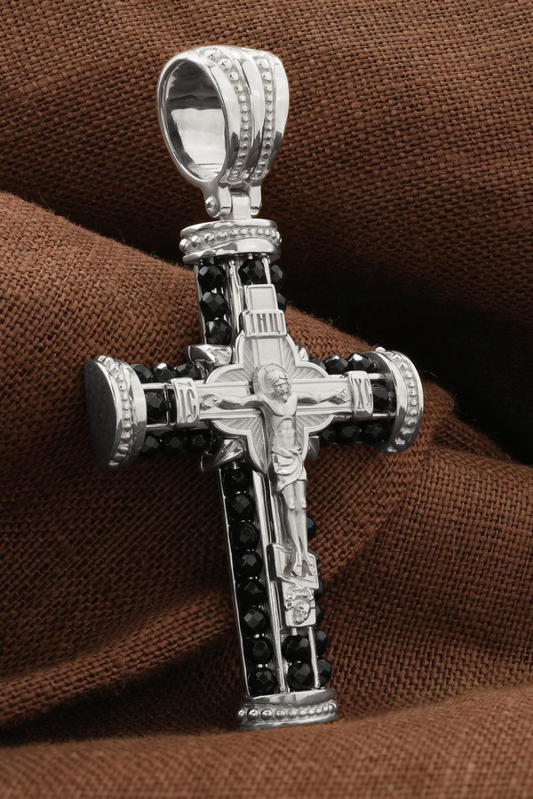 Крест из белого золота 585 пробы c ониксом