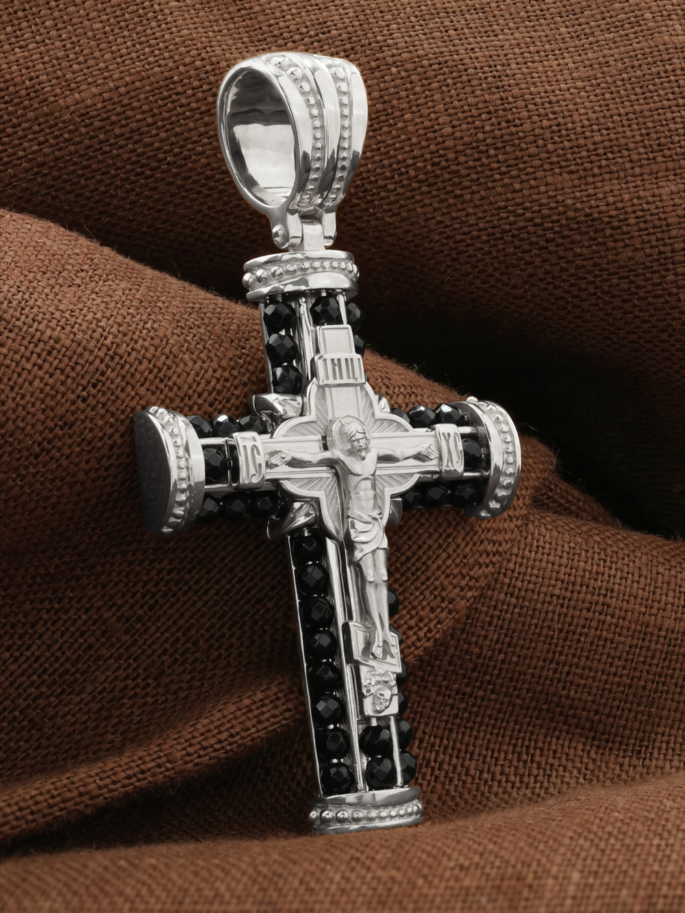 Крест из белого золота 585 пробы c ониксом