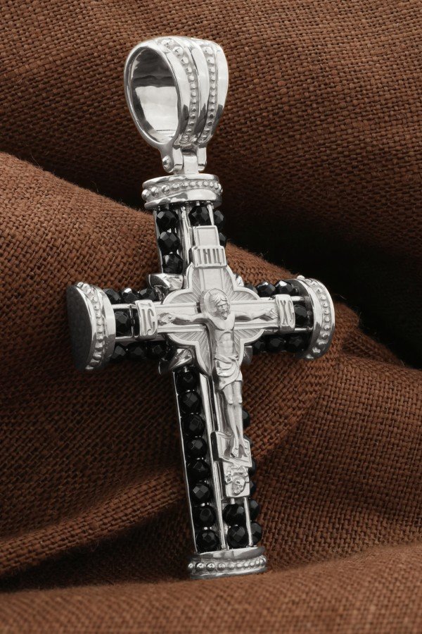 Крест из белого золота c ониксом