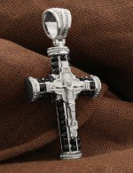 Крест из белого золота c ониксом