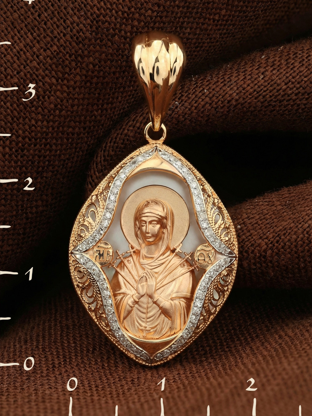 Нательная икона из красного золота 585 пробы c бриллиантами и перламутром