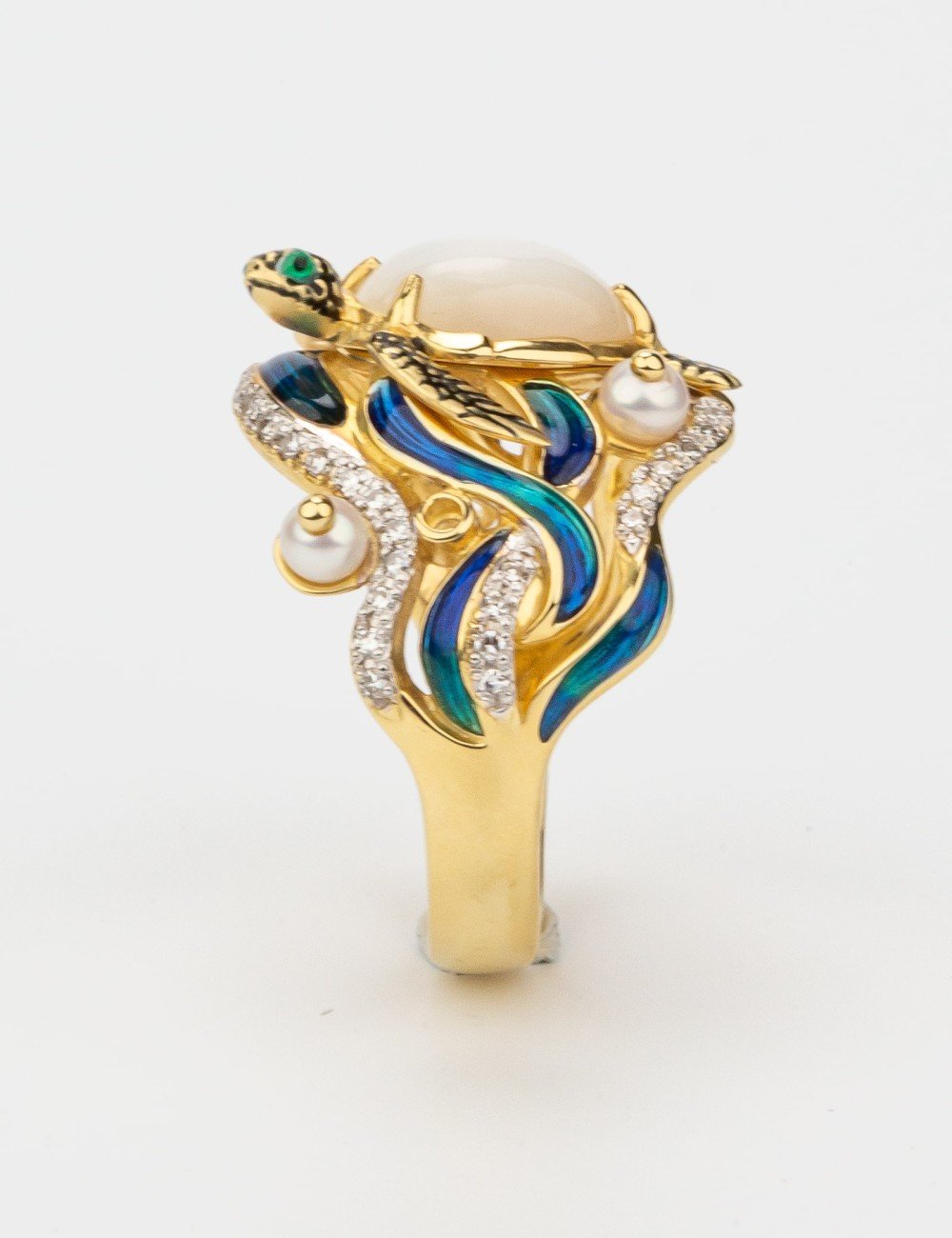 Кольцо из лимонного золота c эмалью, бриллиантами, жемчугом и перламутром