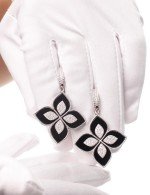 Серьги из белого золота c бриллиантами и ониксом