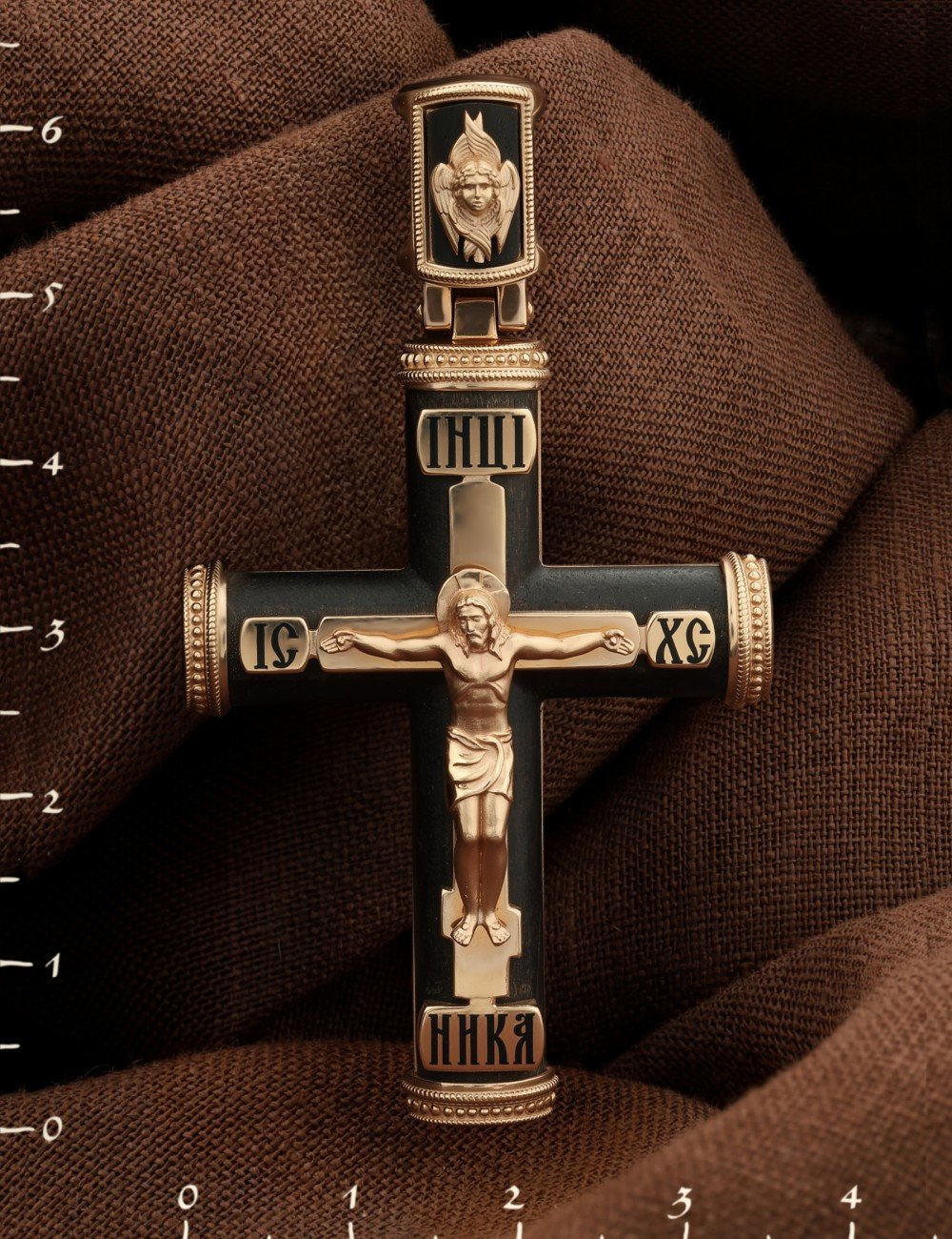 Крест из золота c эмалью и эбеновым деревом