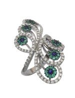 Кольцо из белого золота c бриллиантами, сапфиром и изумрудом