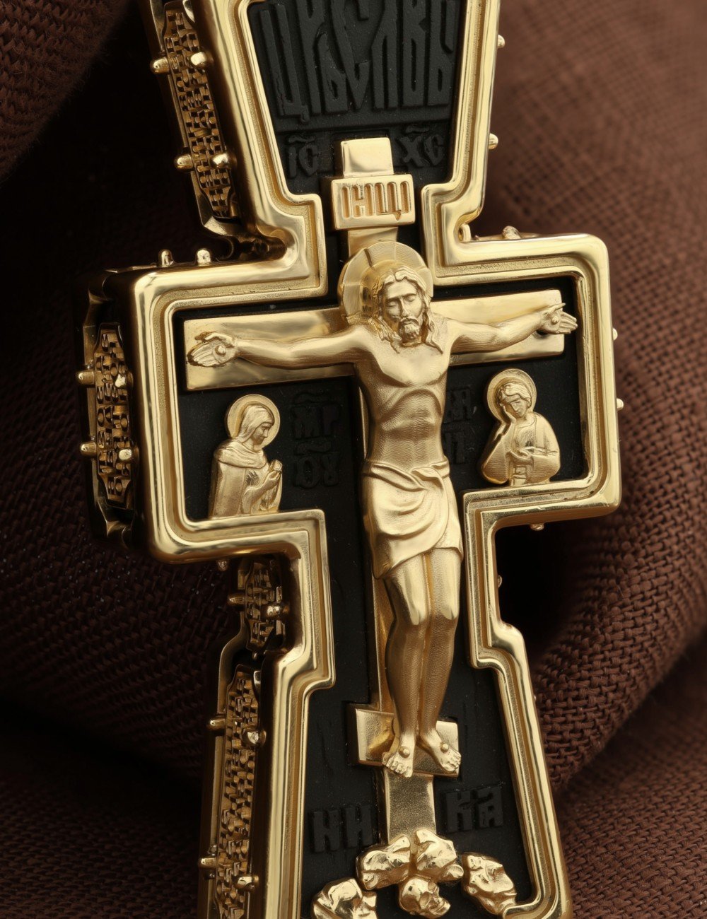 Крест из лимонного золота c эбеновым деревом