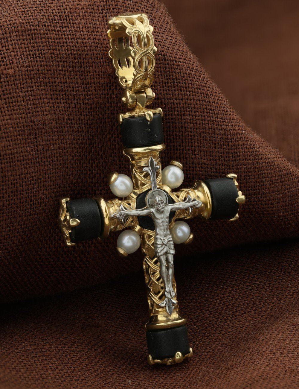Крест из лимонного золота c жемчугом и ониксом