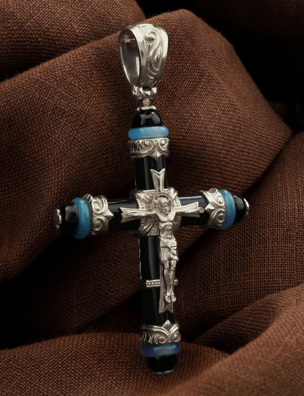 Крест из белого золота c ониксом и агатом