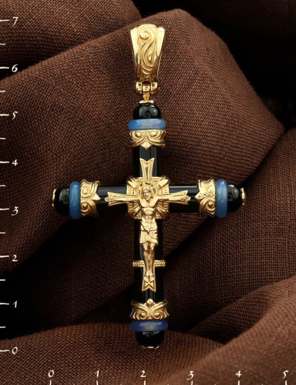 Крест из лимонного золота c ониксом и агатом