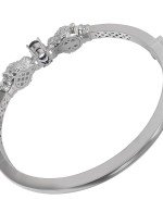 Браслет из белого золота c бриллиантами, сапфиром и изумрудом