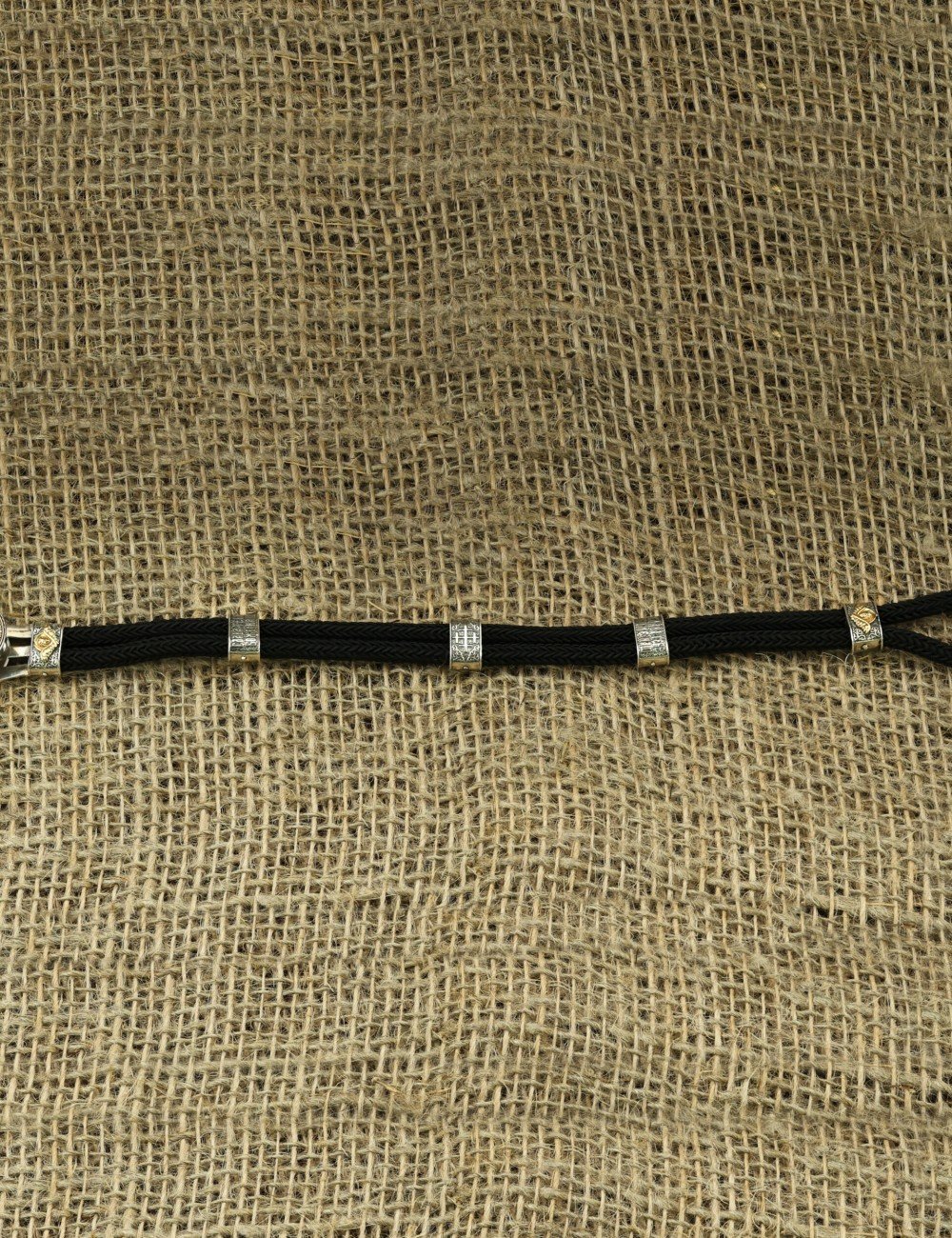 Браслет из серебра и золота c шёлковым шнурком