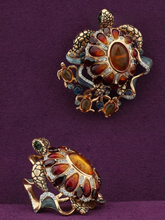 Брошь из красного золота 585 пробы c эмалью, фианитом, гранатом и янтарём