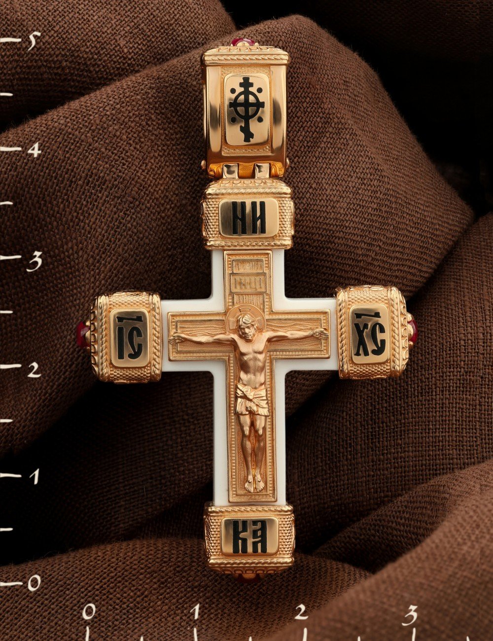 Крест из золота c эмалью, рубином и бивнем мамонта