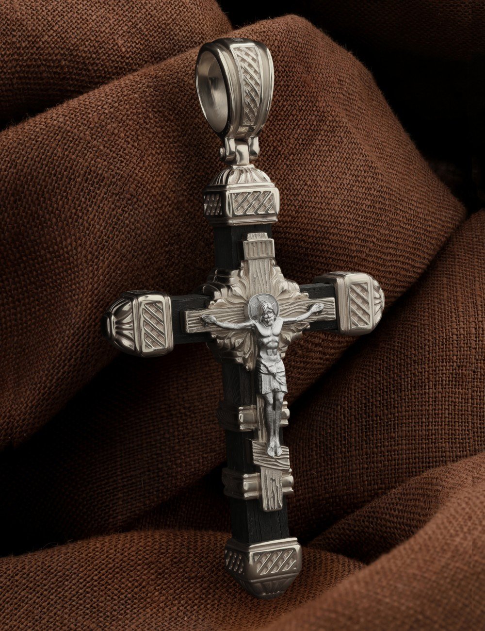 Крест из белого золота c эбеновым деревом