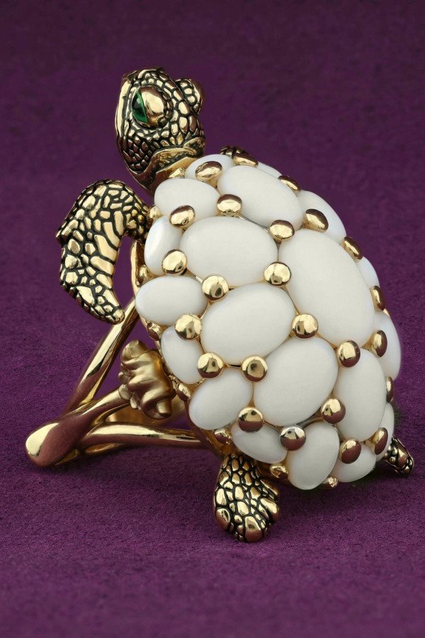 Кольцо из лимонного золота c эмалью и бивнем мамонта