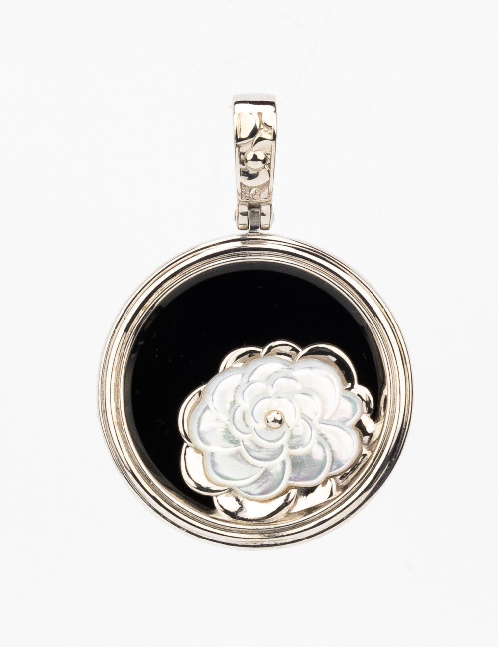 Подвеска из белого золота c ониксом и перламутром