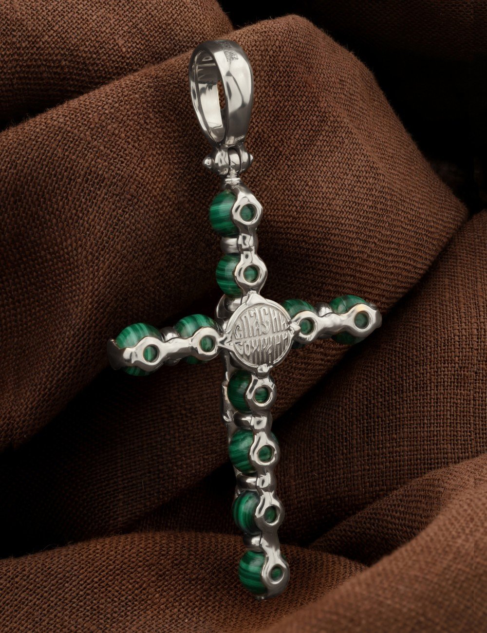 Крест из белого золота c малахитом