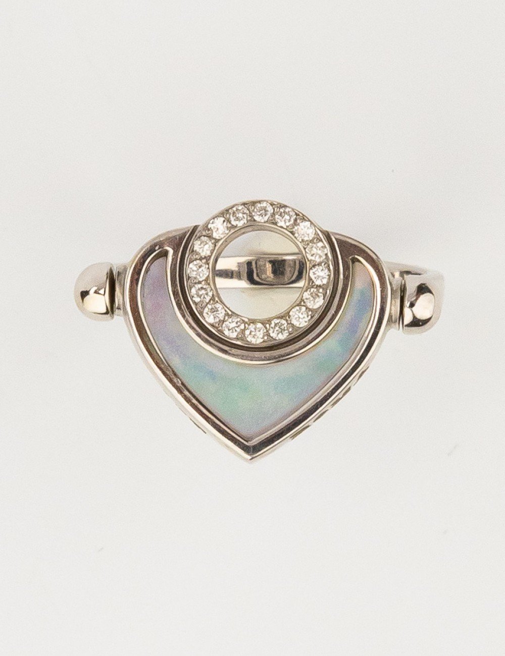 Кольцо из белого золота c бриллиантами, ониксом и перламутром