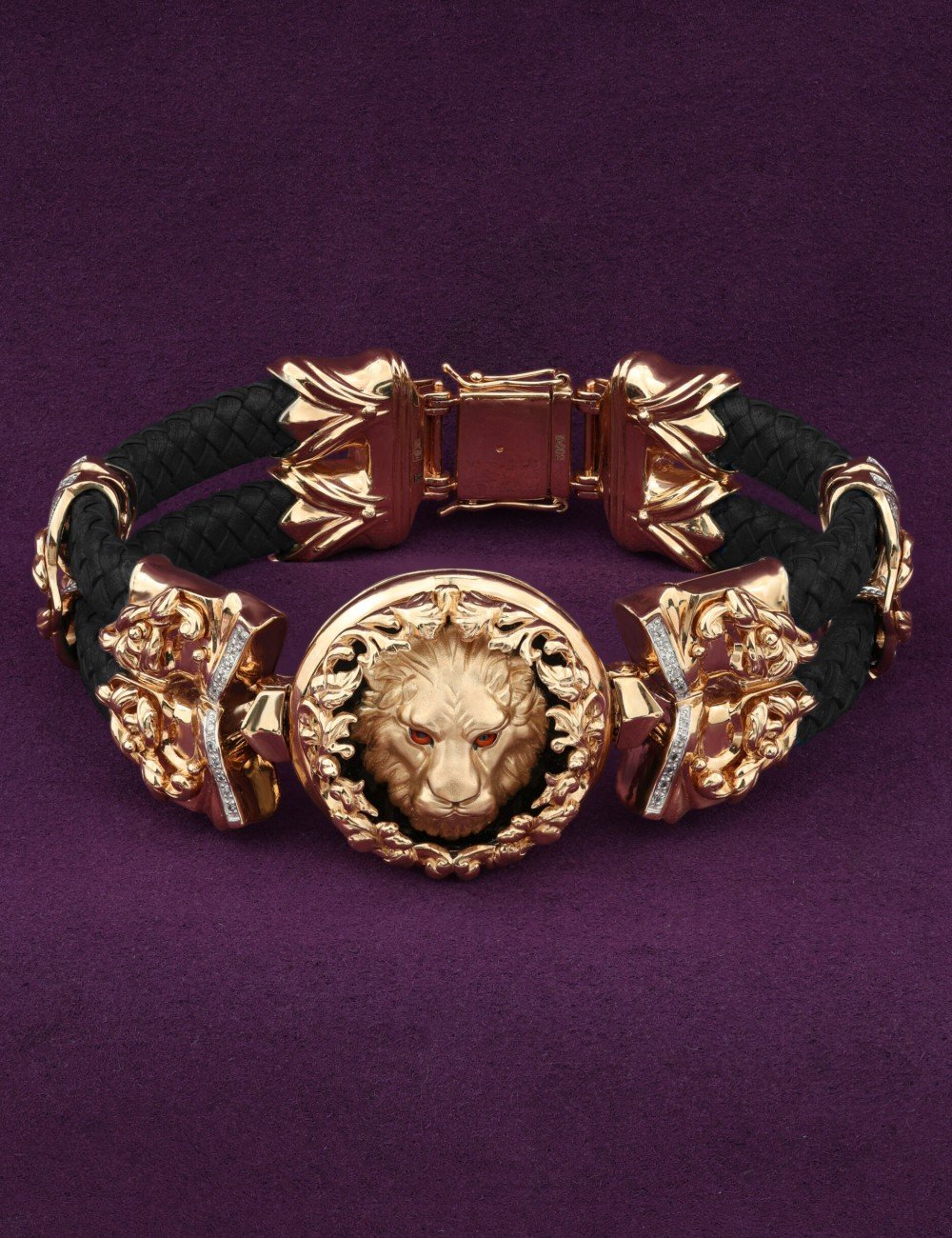 Браслет из золота c эмалью, бриллиантами, шнурком и ониксом