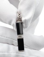 Подвеска из белого золота c бриллиантами и ониксом