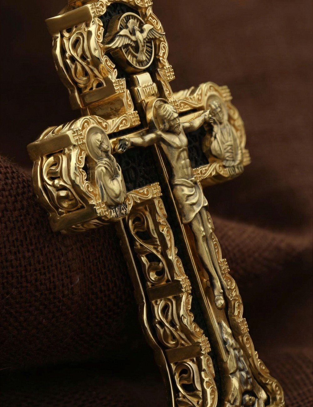 Крест из лимонного золота c эбеновым деревом