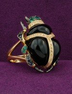 Кольцо из лимонного золота c бриллиантами, сапфиром, изумрудом и ониксом