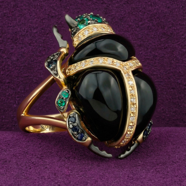 Кольцо из лимонного золота 585 пробы c бриллиантами, сапфиром, изумрудом и ониксом