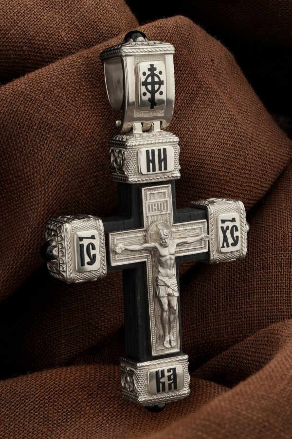 Крест из белого золота c эмалью, ониксом и эбеновым деревом