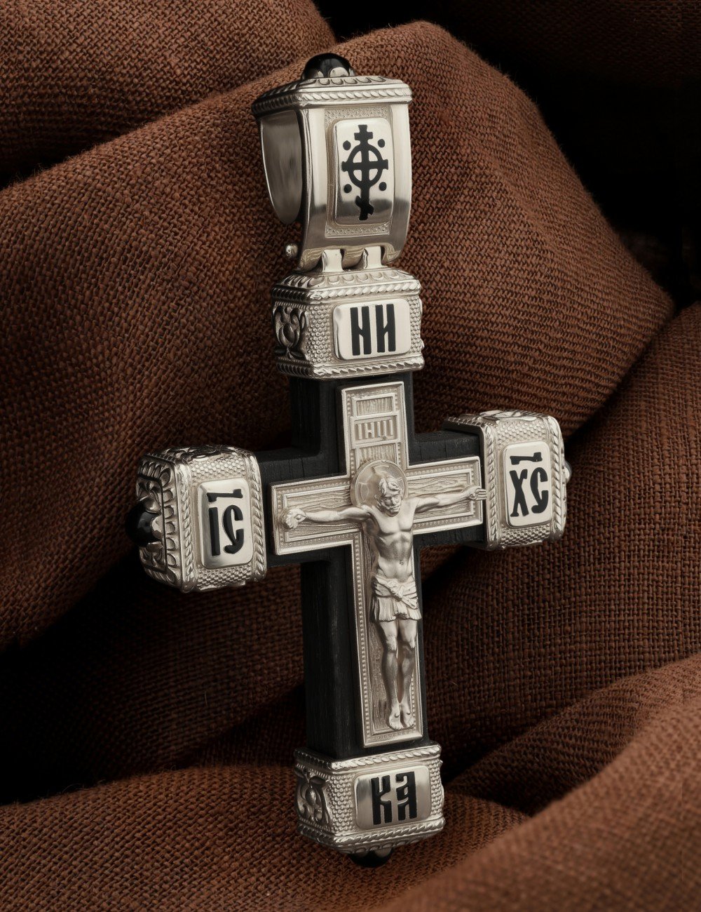 Крест из белого золота c эмалью, ониксом и эбеновым деревом