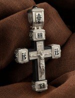 Крест из белого золота c эмалью, ониксом и эбеновым деревом