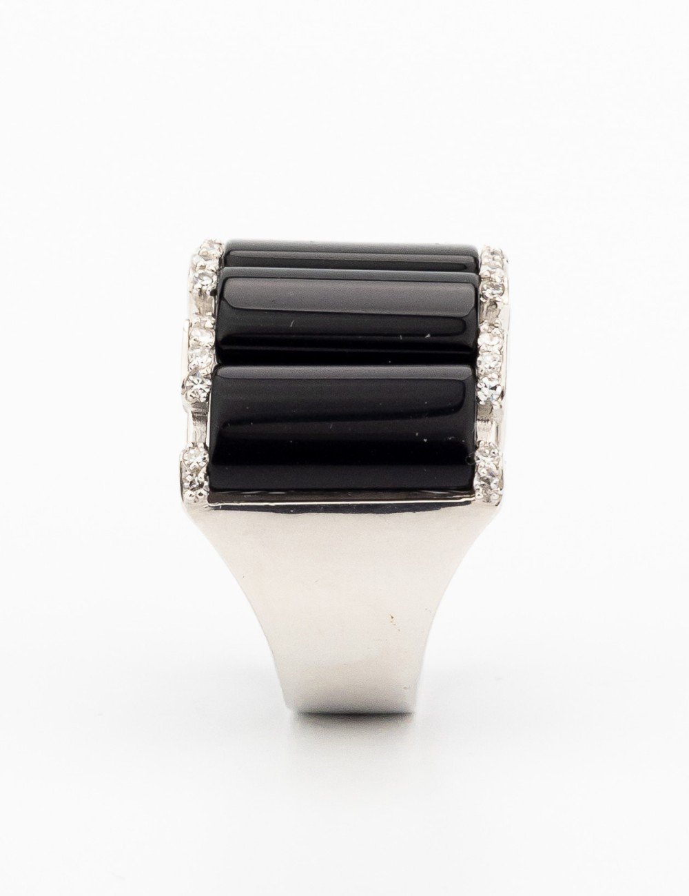 Кольцо из белого золота c бриллиантами и ониксом