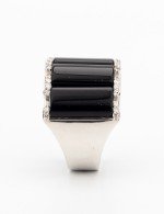 Кольцо из белого золота c бриллиантами и ониксом