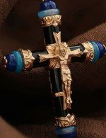 Крест из золота c ониксом, агатом и лазуритом