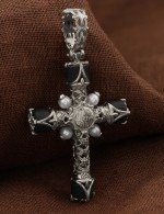 Крест из белого золота c жемчугом и ониксом