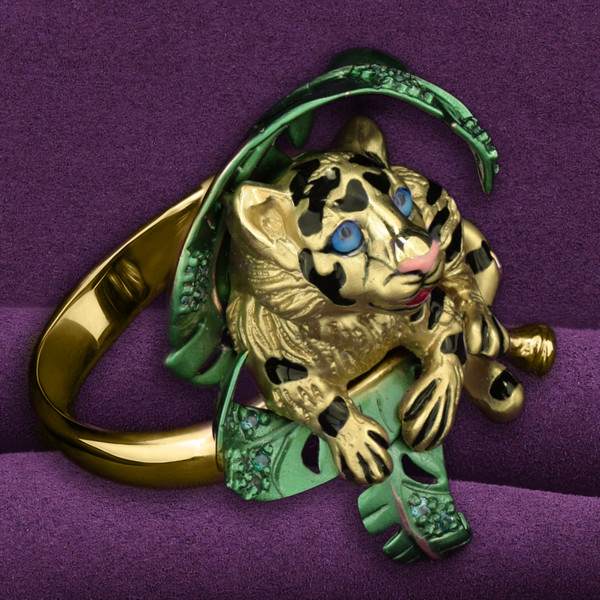 Кольцо из лимонного золота 585 пробы c эмалью и изумрудом