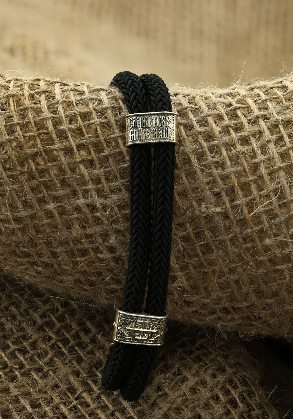 Браслет из серебра 925 пробы и золота 750 пробы c ониксом и шёлковым шнурком