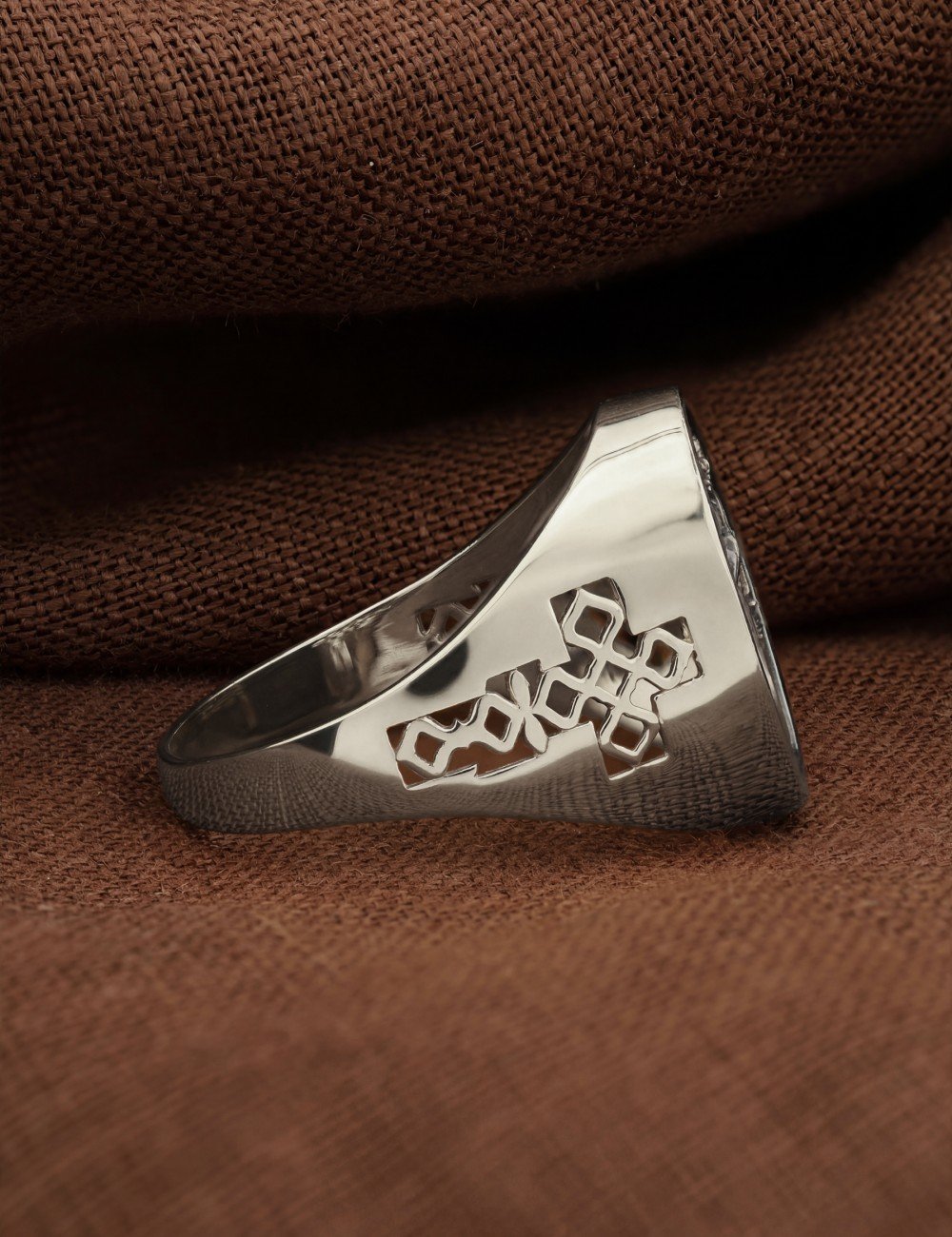 Кольцо из белого золота