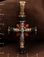 Крест из золота c ониксом и кораллом