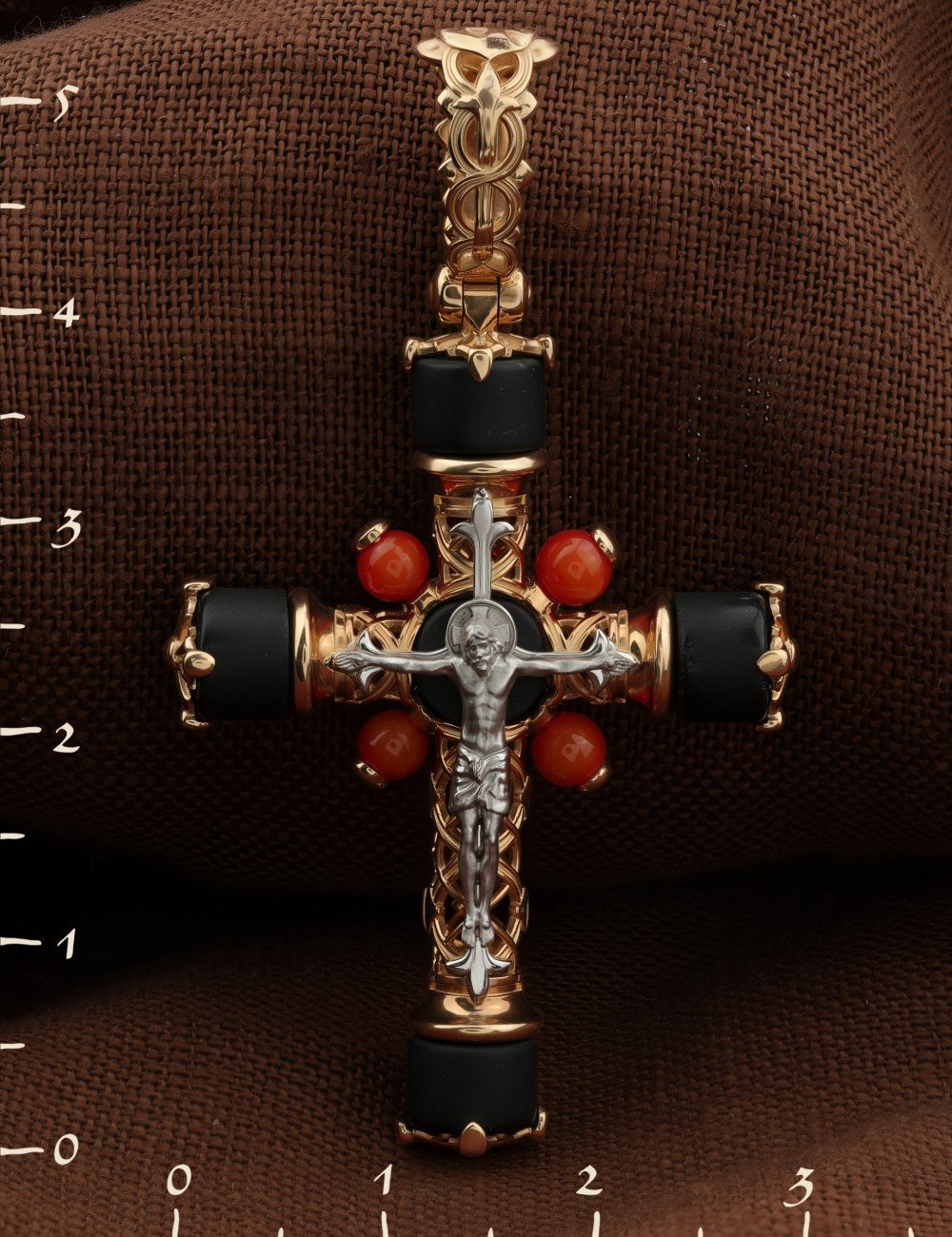 Крест из золота c ониксом и кораллом