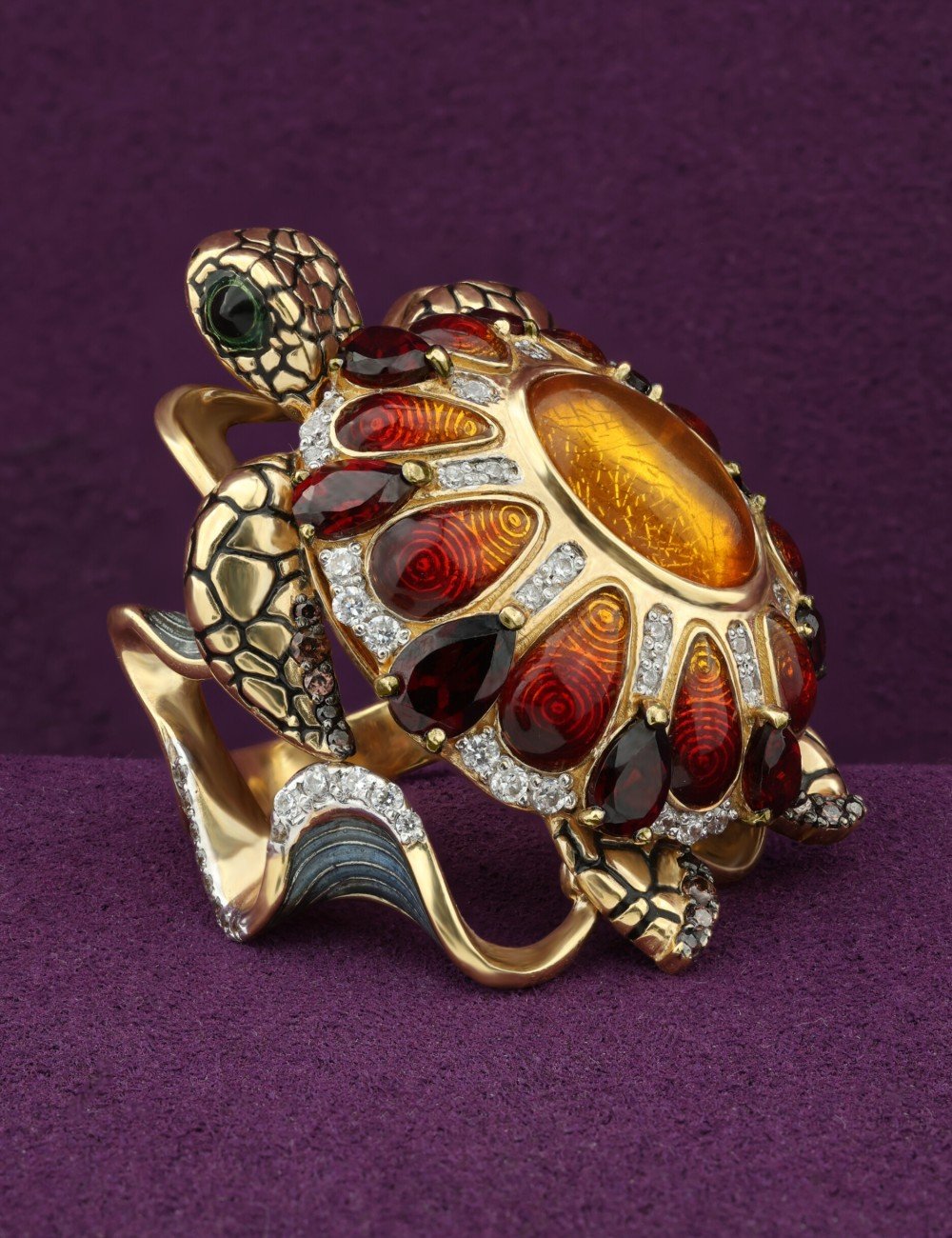 Кольцо из лимонного золота c эмалью, фианитом, гранатом и янтарём